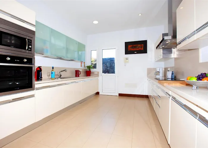 Captains Retreat Villa *