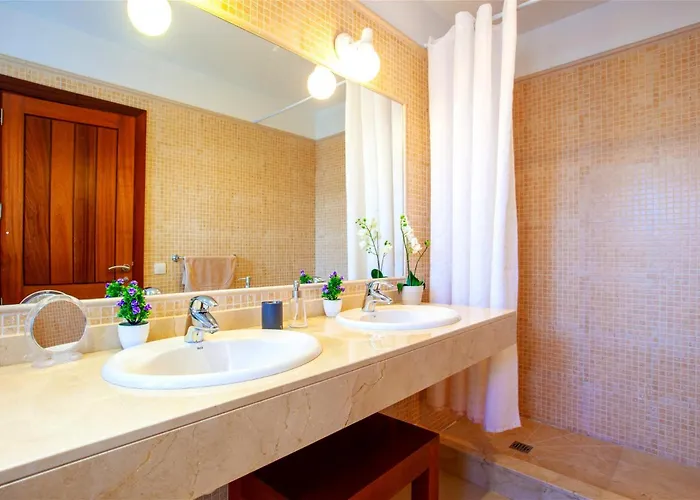 Captains Retreat Villa *